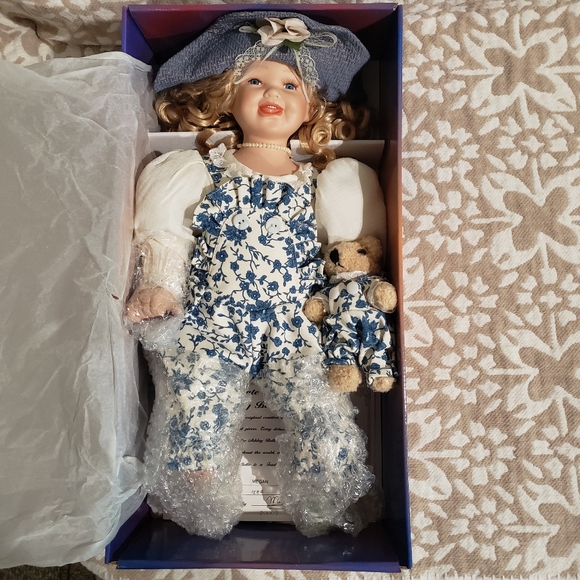 Ashley Belle "MEGAN" Fine Bisque 18" Porcelain Doll - New in Box - Picture 9 of 9